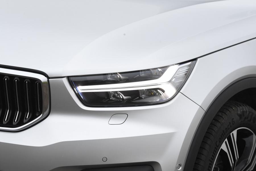 Детали экстерьера Volvo XC40 T4 Inscription 2018 года  (UK) (фото 2 из 15)